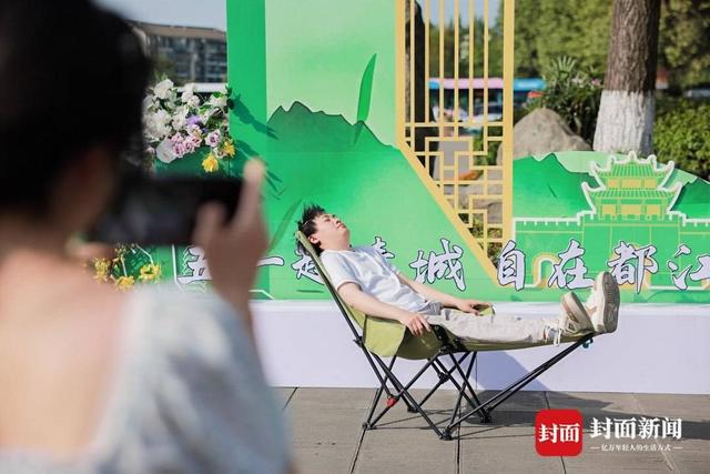 游客沉浸式互动 解锁新玩法AG旗舰厅首页五一趣游都江堰(图3)